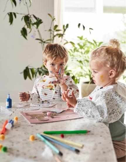 zwei Kinder malen entspannt am Tisch