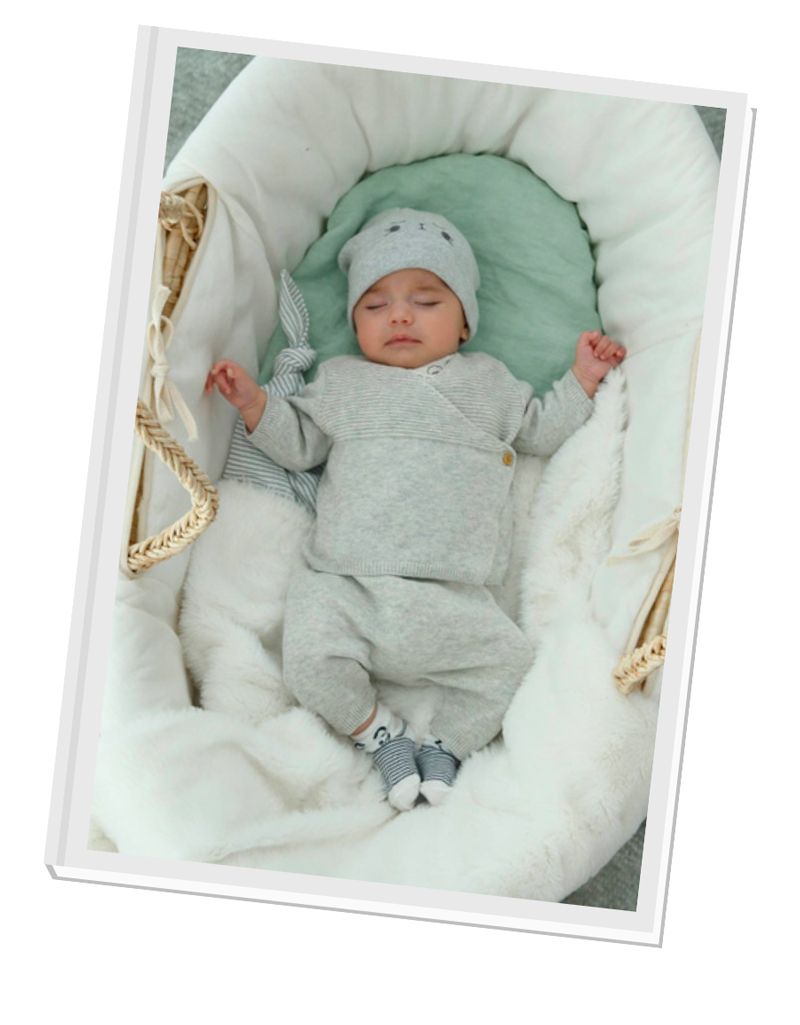 schlafendes Baby in Bio-Schlafanzug