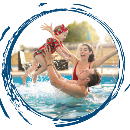 babyschwimmen mit der Familie und Wasserspaß