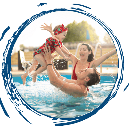 babyschwimmen mit der Familie und Wasserspaß