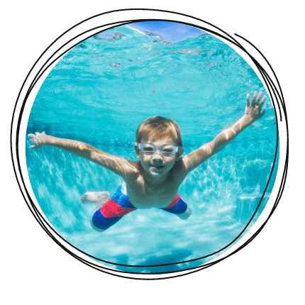 tauchendes Kind mit Schwimmbrille